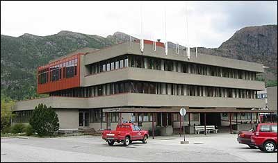 Kommunehuset i Svelgen. (Foto: Arild Nyb  2003)