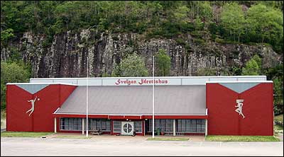 Svelgen idrettshus var opna i 1993 etter lang planlegging. (Foto: Arild Nyb  2003)