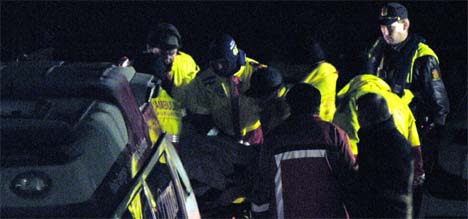 Tre personer ble i 23.20-tiden brakt ut i live fra skroget til det kantrede steinfraktskipet 