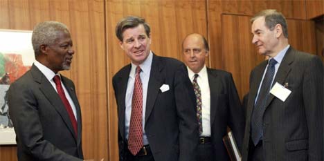 FNs generalsekretr tar imot Iraks sivile administrator Paul Bremer. I midten str USAs FN-ambassadr John Negroponte. Til hyre str britenes FN-ambassadr Jeremy Greenstock. (Foto: AP/Scanpix)