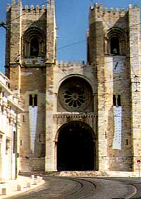 Den romanske domkirken Sé har minner også om en middelalderborg. Foto: IPPAR, Lisboa.
