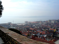 Utsikt fra Castelo de São Jorge med Praca do Comércio til venstre mot sjøen. Foto: Nina Skurtveit, NRK.