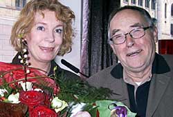 Inger Elisabeth Hansen er tildelt Gyldendalprisen 2003. Otto Hageberg delte ut prisen. Foto: NRK