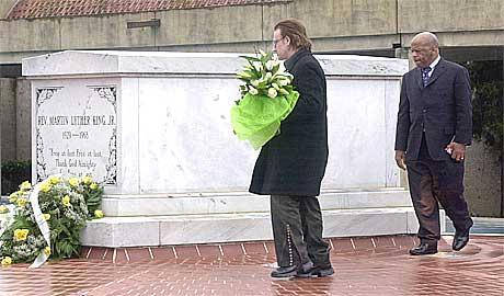 U2-vokalisten legger blomster på graven til Martin Luther King. Foto: Celine Bufkin, AP. U2-vokalisten legger blomster på graven til Martin Luther King. Foto: Celine Bufkin, AP.
