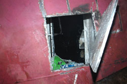 Ut gjennom dette hullet ble tre av mannskapet reddet ut. Foto: Jan Ove Brakstad, Bergen Brannvesen/Scanpix 