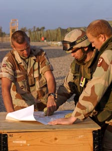 Ingeniørkompaniet i Irak produserer avanserte kart for seg selv og britene. Kaptein Rune Wenneberg og to av hans menn. (Foto: Gunnar Lier, Scanpix)