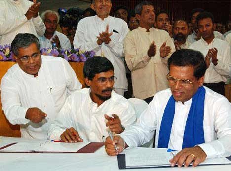 Venstersiden i Sri Lanka med venstrealliansens leder Tilvin Silva (midten) er misfornøyd med Norges rolle i fredsmeklingen i Sri Lanka. Foto: AP/Scanpix