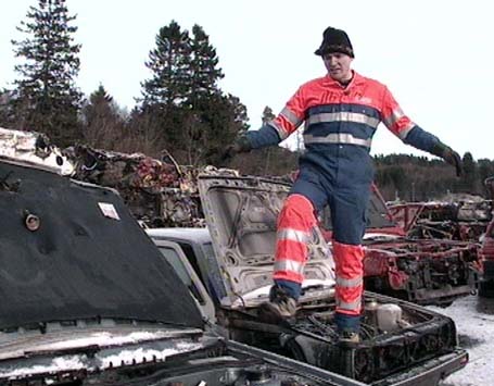 Programleiar Øystein Skotte på vandring blant bilvrak. Programleiar Øystein Skotte på vandring blant bilvrak.