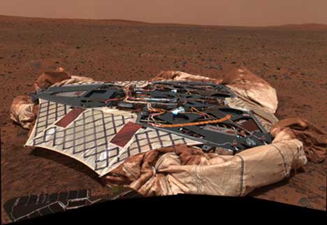 PLATFORMEN: Spirit har tatt bilde av platformen den stod på før den trillet ned på den røde grusen på Mars. Nå har roboten også begynt å prate med NASA igjen. (Foto: NASA/JPL/Cornell)