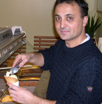 Orhan Avara selger veldig lite is på denne årstiden. Orhan Avara selger veldig lite is på denne årstiden.
