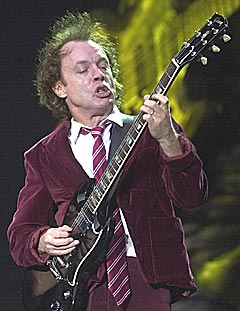 AC/DC skal bli råere på sin nye plate. Her under en konsert i Sveits 7. juli 2001. Foto: AP PHOTO.
