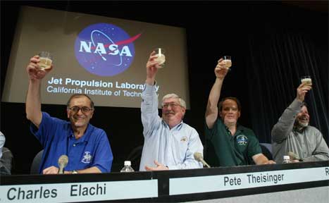 Stor jubel i NASA-hovudkvarteret i Pasadena etter at "Opportunity" landa trygt på Mars i dag tidleg. (Reuters-Scanpix-foto)