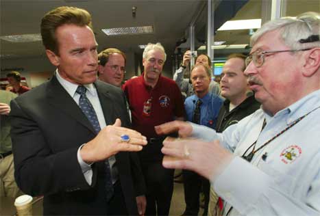 Guvernør Arnold Schwarzenegger (t.v.) vart blant dei som gratulerte prosjektleiar Pete Theisinger med den vellukka landinga. (Foto: Reuters-Scanpix)