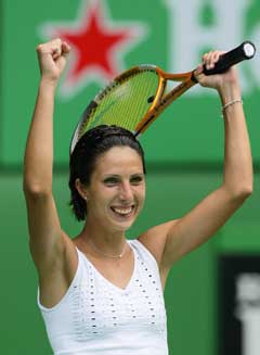 Anastasia Myskina jubler etter å ha gått til kvartfinalen. (Foto: AFP/Scanpix) Anastasia Myskina jubler etter å ha gått til kvartfinalen. (Foto: AFP/Scanpix)