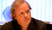 Atle Brynestad avviser kritikken, og mener dekoren til "Tid" er unik. Foto: NRK Brennpunkt