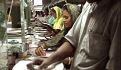 Arbeidere i Bangladesh. Foto: NRK Brennpunkt