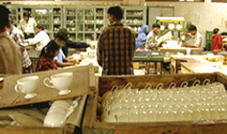 Her ved fabrikken Shinepukur Caramics Ltd. i Bangladesh produserer arbeiderne serviset "Tid" for Porsgrunds Porselænsfabrik til ei krone og femti øre i timen Foto: NRK Brennpunkt