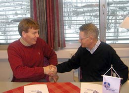 President i NBF, Finn R. Jacobsen og styreleder i RVI, Erik Veiby underskrev avtalen. President i NBF, Finn R. Jacobsen og styreleder i RVI, Erik Veiby underskrev avtalen.