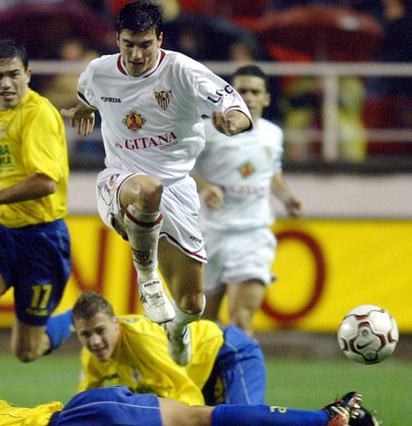 Jose Antonio Reyes leker seg men en Villareal-spiller (Foto: Scanpix) Jose Antonio Reyes leker seg men en Villareal-spiller (Foto: Scanpix)