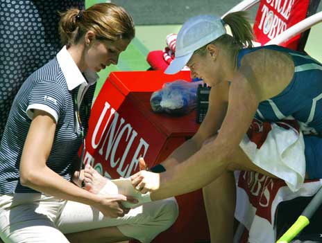 Kim Clijsters får behandling for sin skadde ankel under kampen mot Anastasia Myskina. (Foto: AFP/Scanpix)