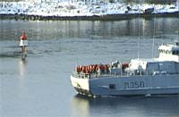 Torsdag formiddag fikk pårørende etter "Rocknes"-forliset fikk se stedet der deres kjære omkom. Foto: Jo Hjelle, NRK. Torsdag formiddag fikk pårørende etter "Rocknes"-forliset fikk se stedet der deres kjære omkom. Foto: Jo Hjelle, NRK.