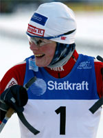 Hilde GP går først ut under sprintstafetten, mens Bjørgen er ankerkvinne. (Foto: NRK)