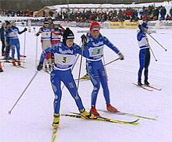 Kine-Beate Bjørnås veksler med Ingrid Knotten på siste etappe for Varden. Kine-Beate Bjørnås veksler med Ingrid Knotten på siste etappe for Varden.
