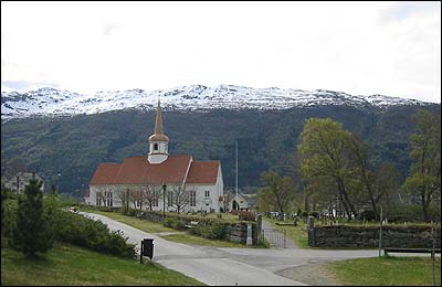 Eid kyrkje og kyrkjegard. (Foto: Ottar Starheim, NRK  2003)