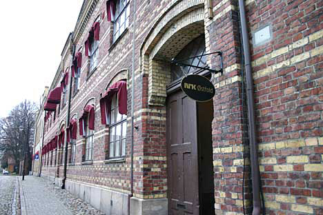 Det tidligere sykehuset i Gamlebyen i Fredrikstad rommer i dag NRK Østfold. (Foto: Jon-Annar Fordal)
