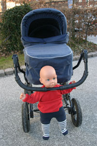 Den alvorligste sikkerhetsmangelen på Simo-vognen: Avstanden mellom håndtaket og liggekassen er for liten, dermed kan et barn bli hengt.(Foto: Geir Røed , Forbruker-rapporten)