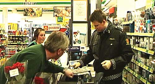 Politiet søker etter spor i Joker-butikken som ble ranet. Foto: NRK.