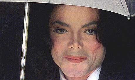 Michael Jackson forbanner sine fiender. Foto: Jean-Marc Bouju, AP. Michael Jackson forbanner sine fiender. Foto: Jean-Marc Bouju, AP.