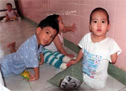 Vietnamesiske barn født med misdannelser etter USAs bruk av Agent Orange håper på erstatning. (Foto: AFP/Scanpix)