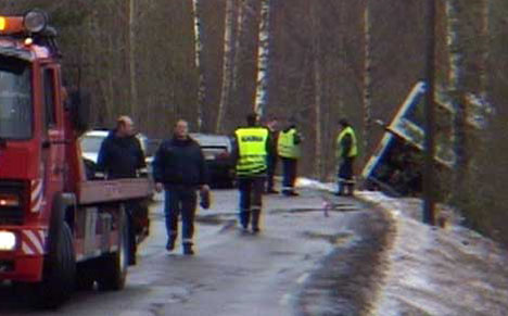 Sammenstøtet mellom bussen og personbilen var s kraftig at bussen ble liggende ute i tjernet (Arkivfoto: NRK)