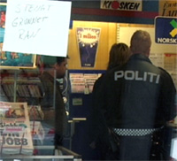Politiet i samtale med ansatte i kiosken som ble ranet. (Foto: Jo Hjelle, NRK Hordaland)