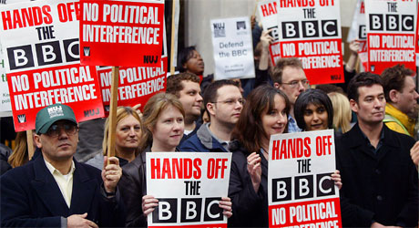 BBC-ansatte demonstrerer utenfor BBC Bush-huset på the Strand (Foto: AFP)