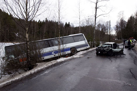 Sammenstøtet mellom personbilen og bussen var så kraftig at bussen havnet utenfor veien og ut i Botnertjernet. Foto: Erlend Aas / SCANPIX