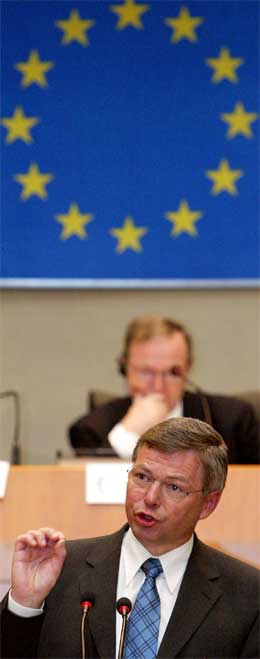 Statsminister Kjell Magne Bondevik på talerstolen i Brussel i dag. (Foto: Reuters/Scanpix)