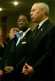 Liberias midlertidige leder Gyude Bryant (i midten) lytter spent til Colin Powells tale (Scanpix/AP)