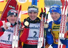 Raphael Poiree, Ricco Gross og Ole Einar Bjørndalen viser frem medaljene etter løpet. (Foto: AP/SCANPIX)