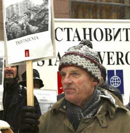 Ingvald Godal er leiar for Støtteforeninga for Tsjetsjenia. Her er han fotografert under ein demonstrasjon då Vladimir Putin vitja Noreg i november 2002. (Scanpix-foto)