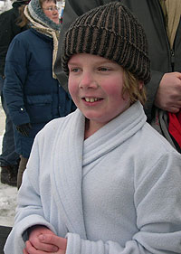 11 år gamle Erik Andersen-Aarø badet i isbasseng for første gang. Foto: NRK 11 år gamle Erik Andersen-Aarø badet i isbasseng for første gang. Foto: NRK