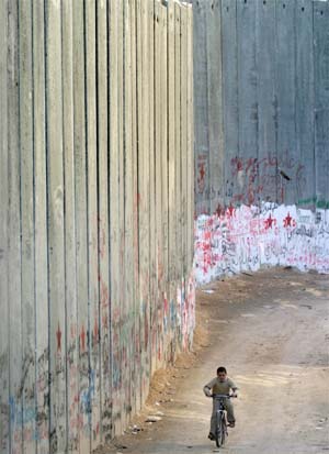 Muren på Vestbredden kan bli kortere, dersom den israelske regjeringen sier ja. (Arkivfoto: Reuters/Scanpix) Muren på Vestbredden kan bli kortere, dersom den israelske regjeringen sier ja. (Arkivfoto: Reuters/Scanpix)