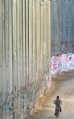 Den israelske muren på Vestbredden blir tema for Haag-domstolen. (Foto: Reuters/Scanpix)