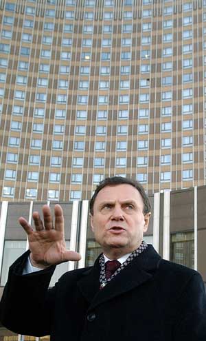 Ivan Rybkin fotografert utanfor hotellet Kosmos i Moskva. (Foto: AFP / Scanpix) Ivan Rybkin fotografert utanfor hotellet Kosmos i Moskva. (Foto: AFP / Scanpix)