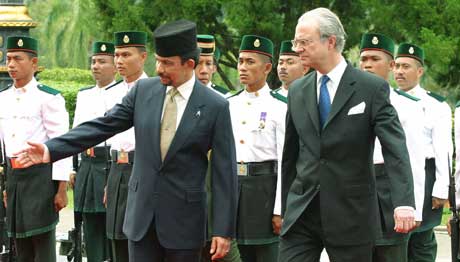 Sultan Hassanal Bolkiah viser veg for svenskekongen under ein inspeksjon av æresgarden i Istana Nurul Iman. (Foto: Reuters / Scanpix)