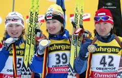 De tre medaljevinnerne Olga Pyleva (midten), Albina Akhatova (t.v.) og Olena Petrova t.h.) Foto: AFP/Scanpix)