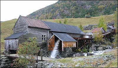 Nede ligg saga, lenger oppe langs vassrenna er stampa og kvernhuset. (Foto: Arild Nyb, NRK  2003)