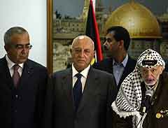 Den palestinske finansministeren Salam Fayad (tv) ved siden av statsminister Ahmed Qureia og president Yasir Arafat. Foto: Brennan Linsley, AP