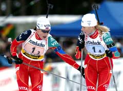 Gunn Margit Andreassen og Liv Grete Skjelbreid Poirée er optimister før stafetten. (Foto: AP/Scanpix)